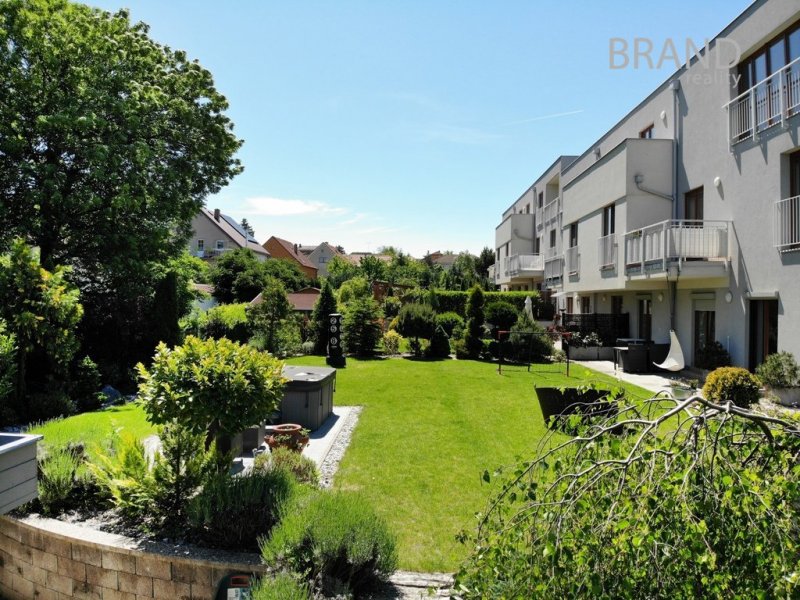 Prodej bytu 3+kk, 68 m2 se zahradou 505 m2, Zbuzany, Praha - západ.